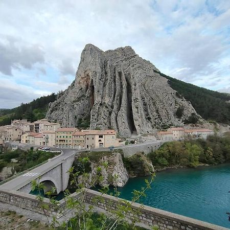 Appartement Au Coeur Du Village Sisteron Exteriér fotografie