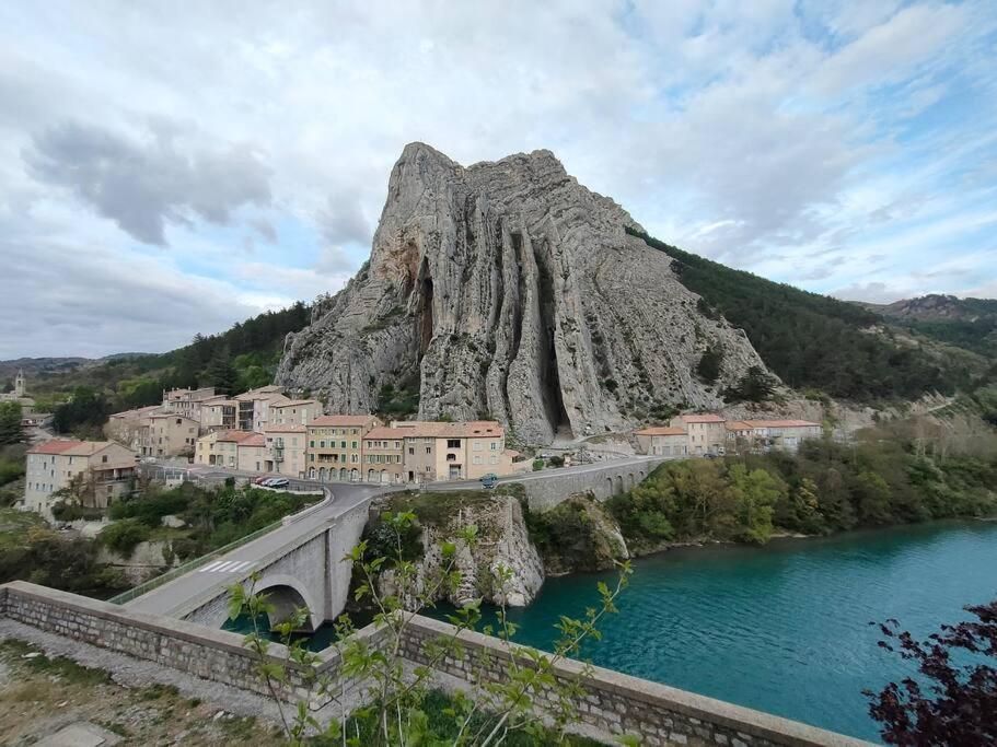 Appartement Au Coeur Du Village Sisteron Exteriér fotografie